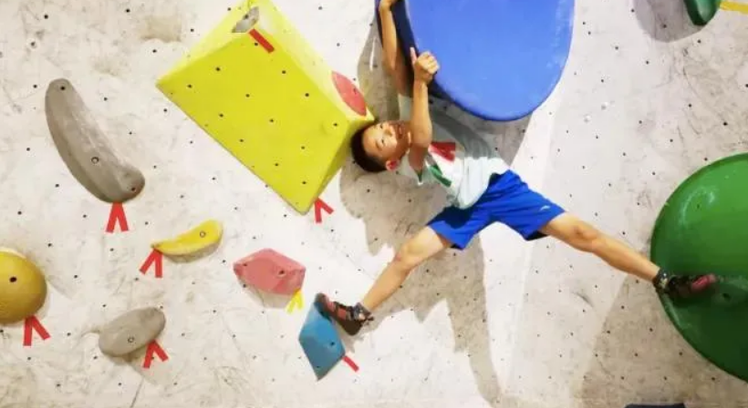 烁石攀岩入驻尊龙商业，让娃尽情飞檐走壁，刺激