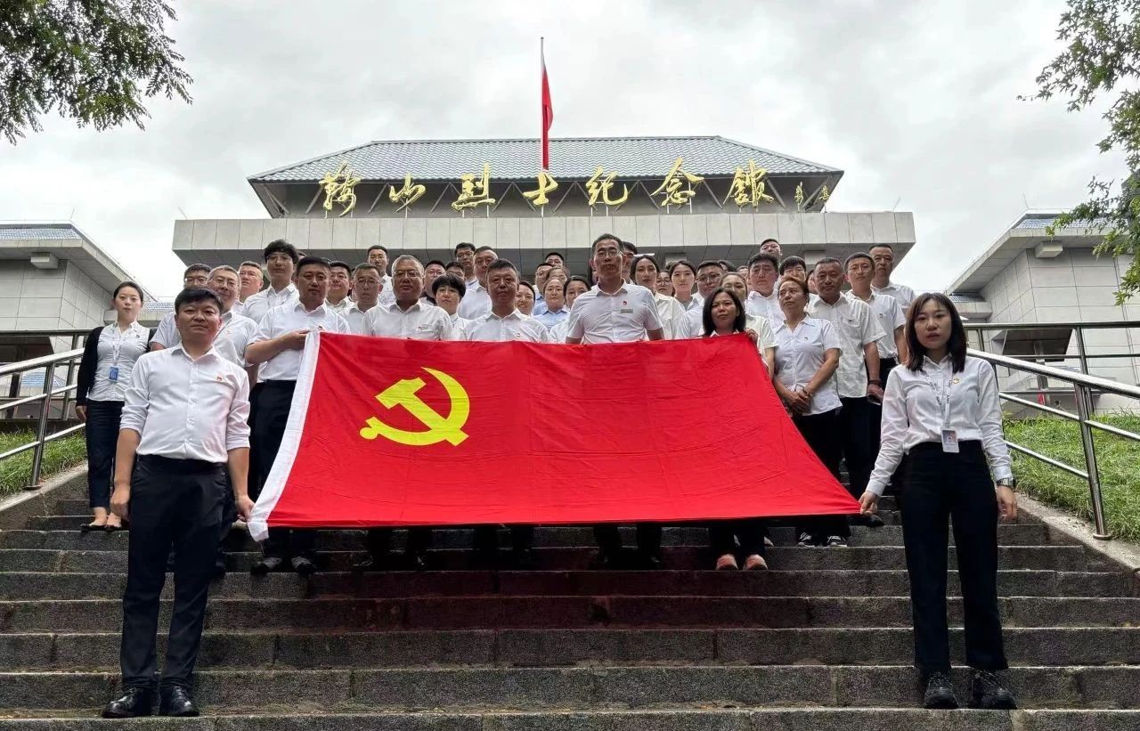 尊龙集团、公服集团开展“忆初心、强党性、转作风、建新功”庆“七·一”主题党日活动